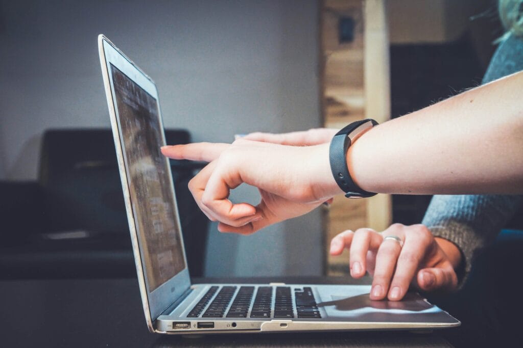 Directivos de una empresa viendo la importancia de implementar estrategias de SaaS Marketing