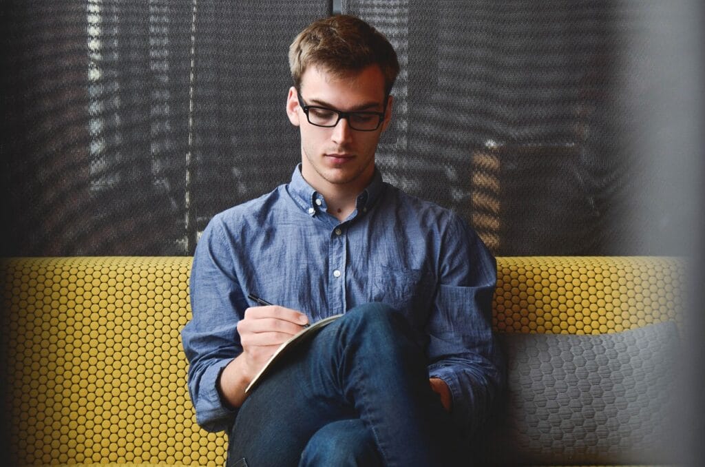 Hombre joven profesional viendo como su empresa de tecnología necesita implementar algunas estrategias en su estrategia de marketing 